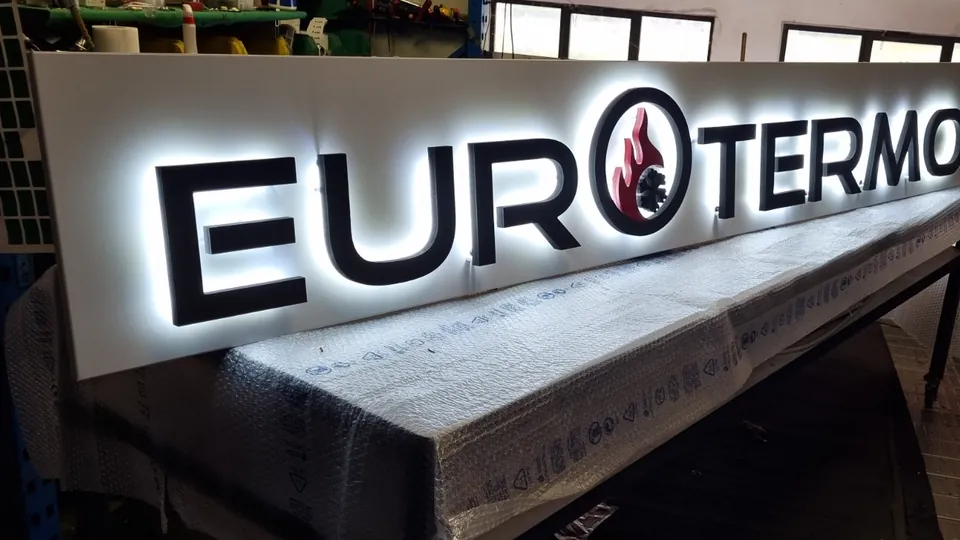 Lettere retroilluminate EUROTERMO accese in laboratorio