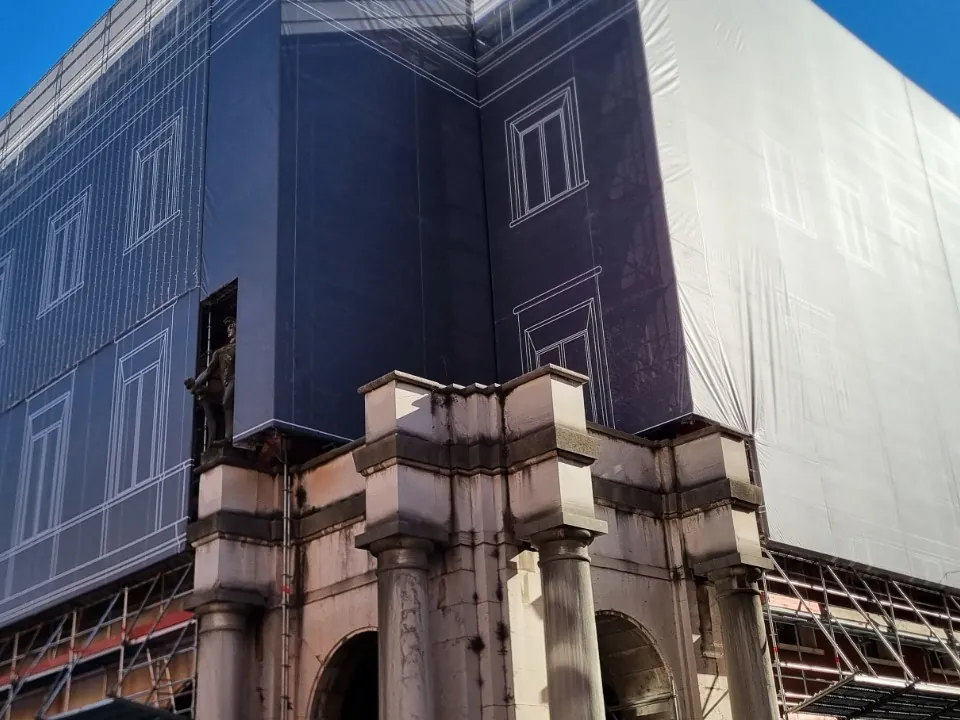 Telo stampato sul ponteggio di un palazzo