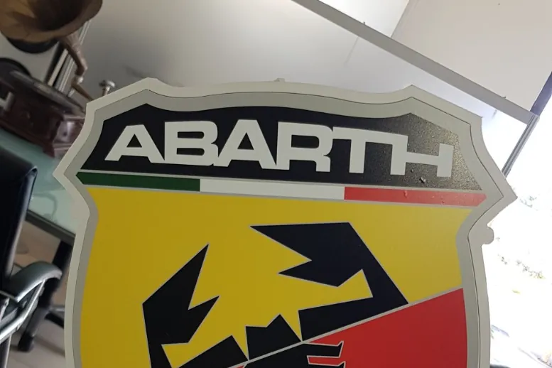 Scudo Abarth sagomato con lo scorpione, di fronte