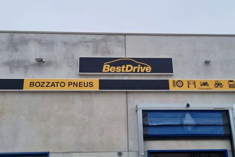 Insegna BestDrive e fascia BOZZATO PNEUS sulla facciata