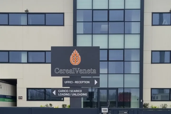 Totem CerealVeneta all'ingresso, con le indicazioni Uffici e Carico