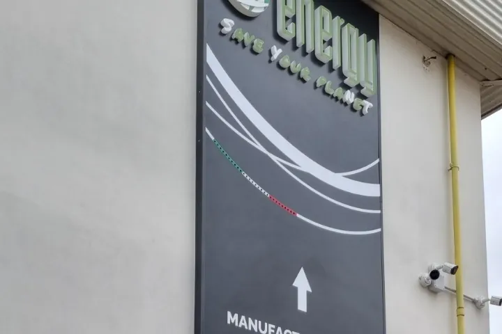 Pannello direzionale energy in facciata, con Produzione, Magazzino e Uffici