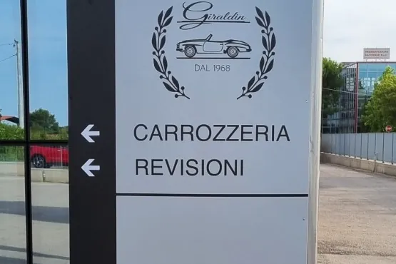 Totem CARROZZERIA REVISIONI con le frecce
