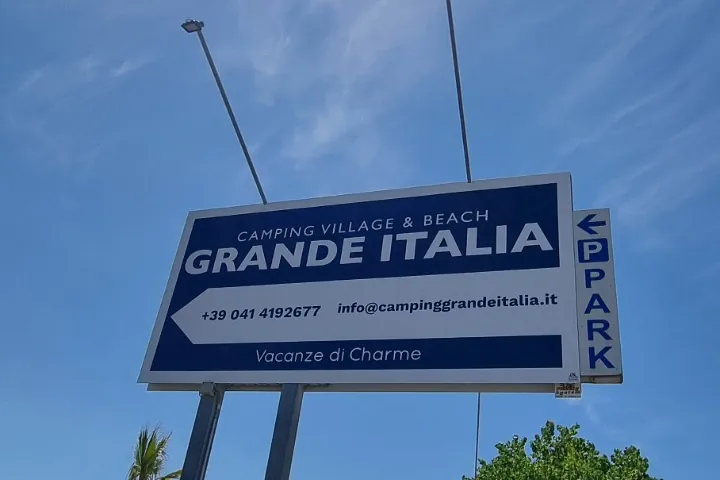 Insegna su pali Camping Village GRANDE ITALIA, controluce