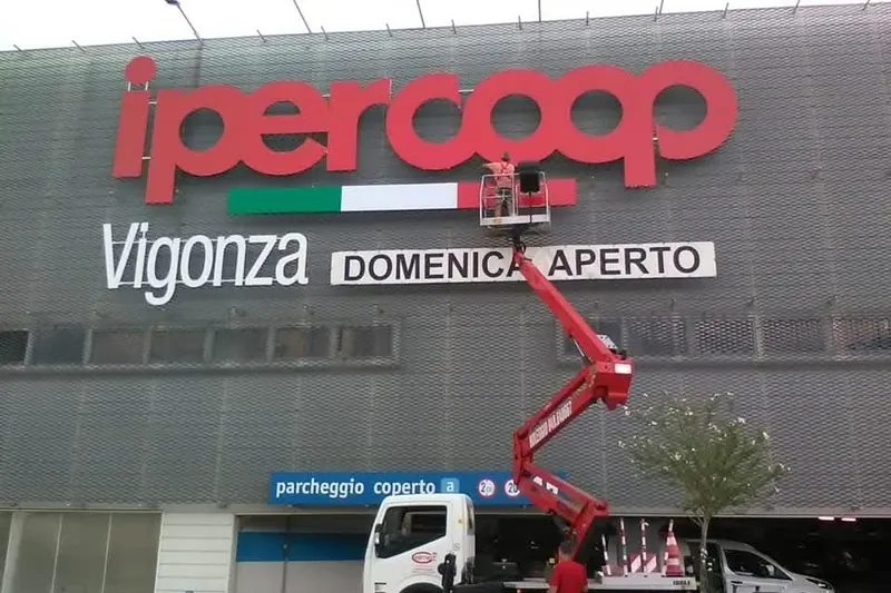 Lettere IPERCOOP Vigonza sulla facciata, montaggio con la piattaforma aerea