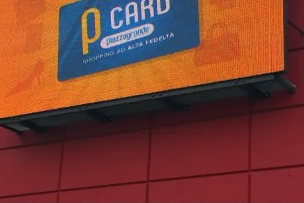 Ledwall acceso su una facciata rossa