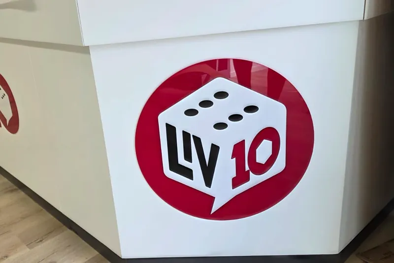 Bancone con il logo e le lettere in rilievo LiVello 10