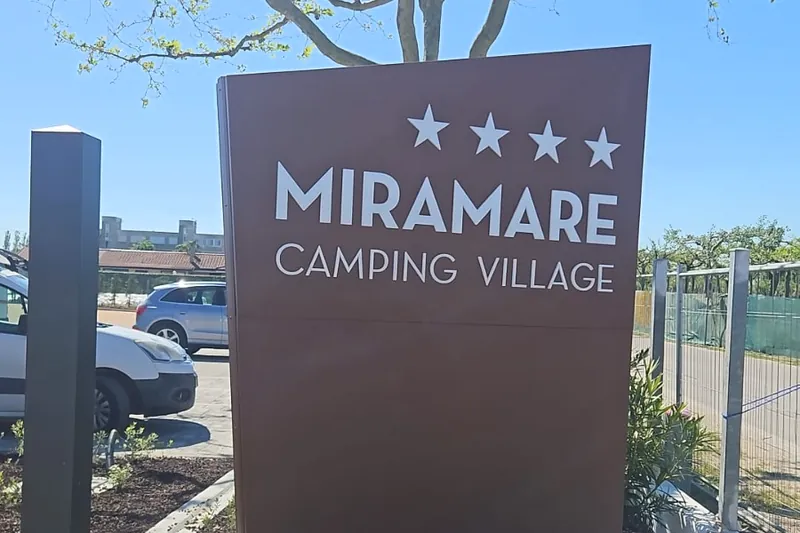 Totem MIRAMARE Camping Village montato all'ingresso