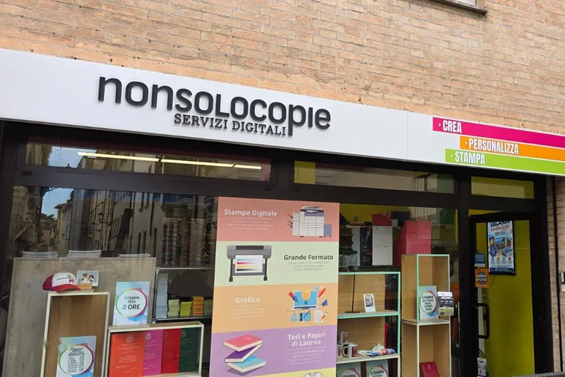 Insegne nonsolocopie con lettere in rilievo e fascia a colori sopra le vetrine