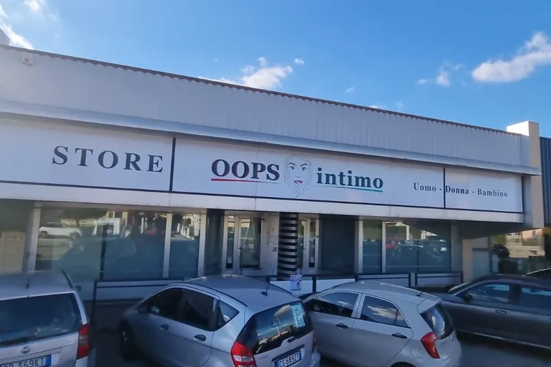Insegne OOPS intimo sulla fascia di un negozio