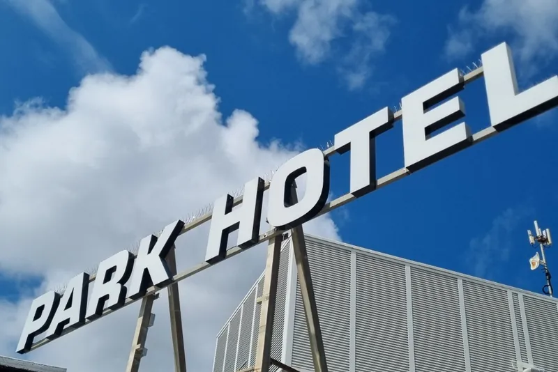 Lettere scatolate PARK HOTEL sul tetto