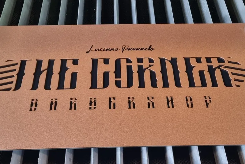 Targa traforata THE CORNER Barbershop con i distanziali