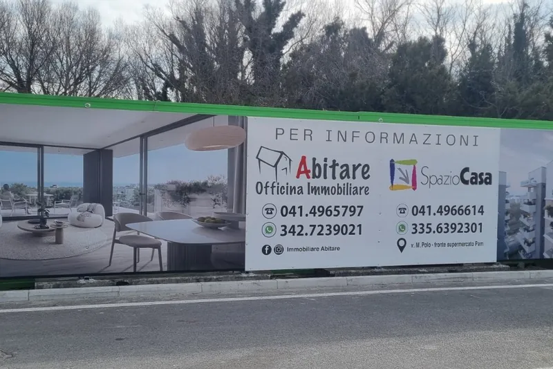 Telo stampato THE GROVE TOWER sulla recinzione di un cantiere