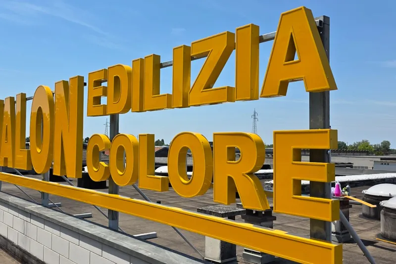 Lettere scatolate gialle VALON EDILIZIA COLORE sul tetto