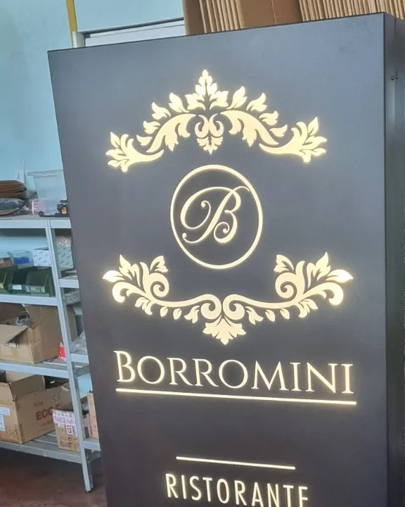 Totem luminoso BORROMINI Ristorante Pizzeria acceso in laboratorio