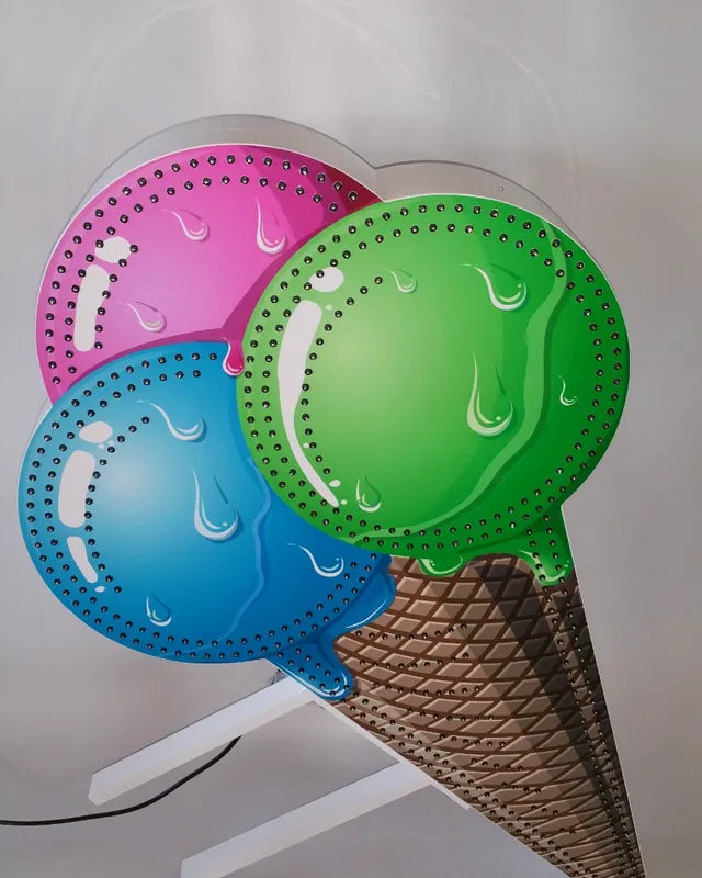 Forma luminosa in plexiglas con i LED, su un supporto da terra