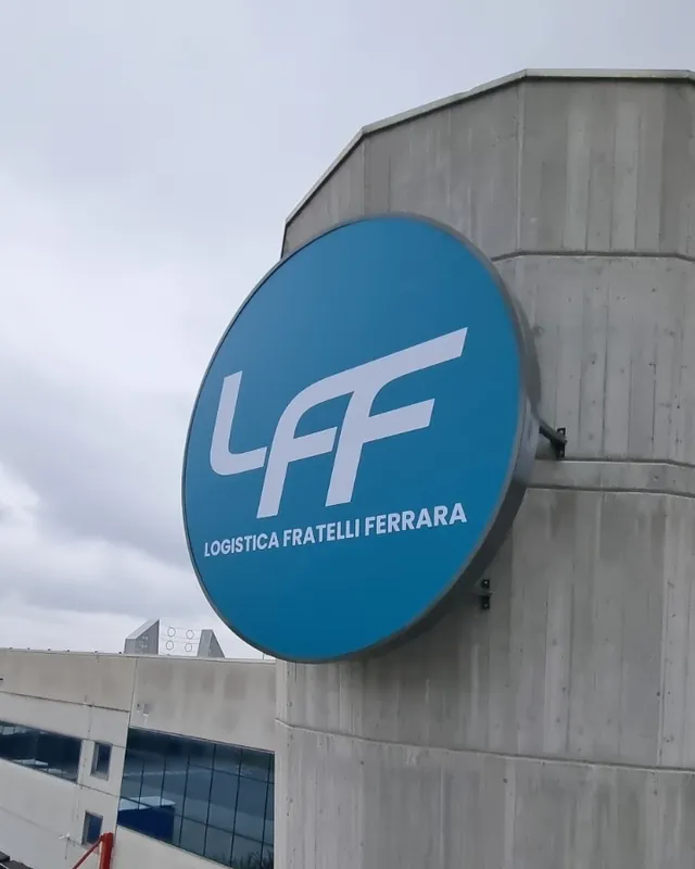 Insegna tonda LFF su una facciata in cemento